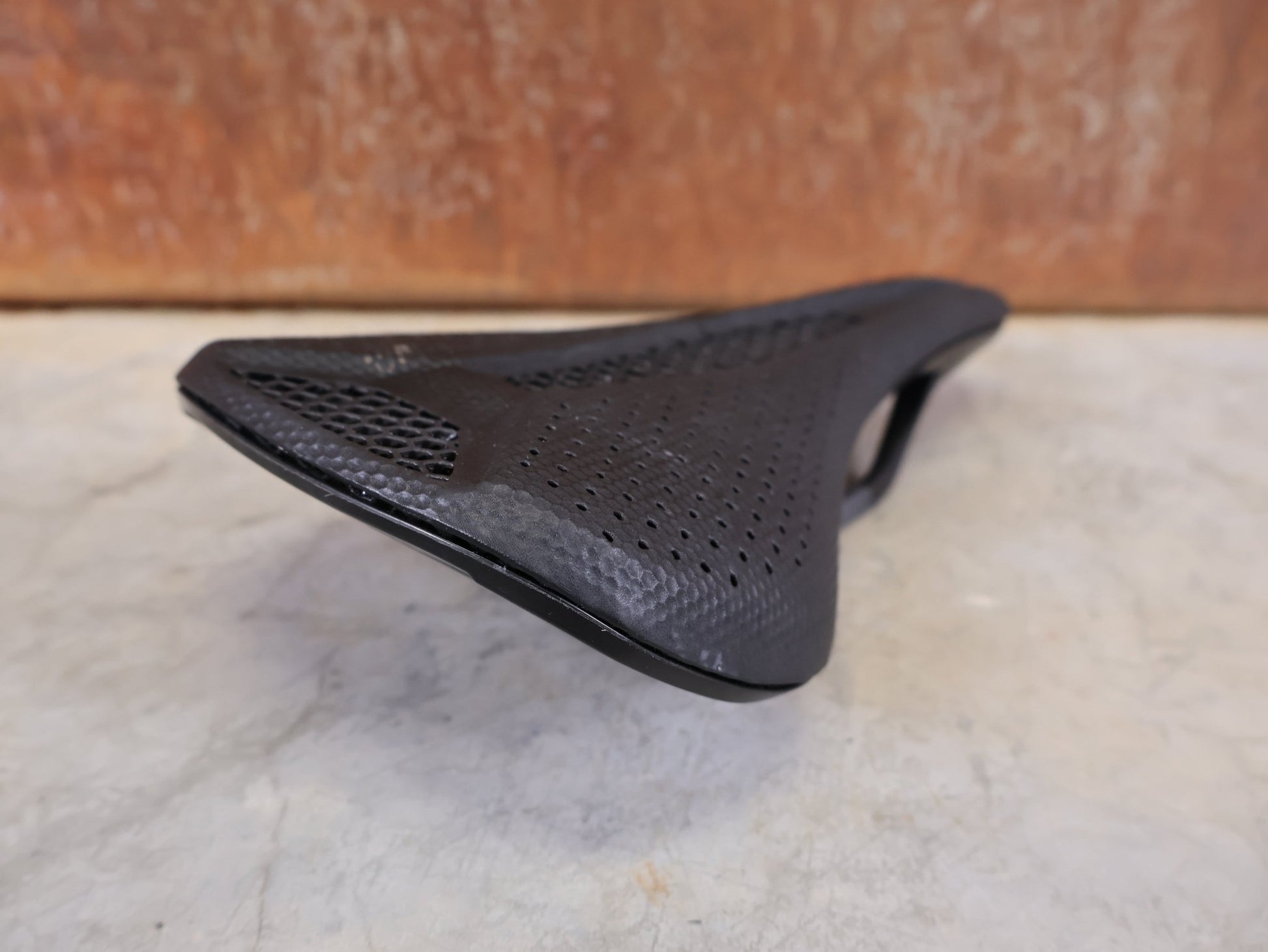 Sattel von Specialized, SPECIALIZED S - WORKS PHENOM MIRROR SATTEL – BLACK – 143 MM vor USEDBIKES - OB.DE Hintergrund