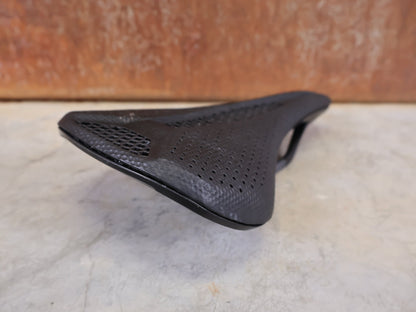 Sattel von Specialized, SPECIALIZED S - WORKS PHENOM MIRROR SATTEL – BLACK – 143 MM vor USEDBIKES - OB.DE Hintergrund