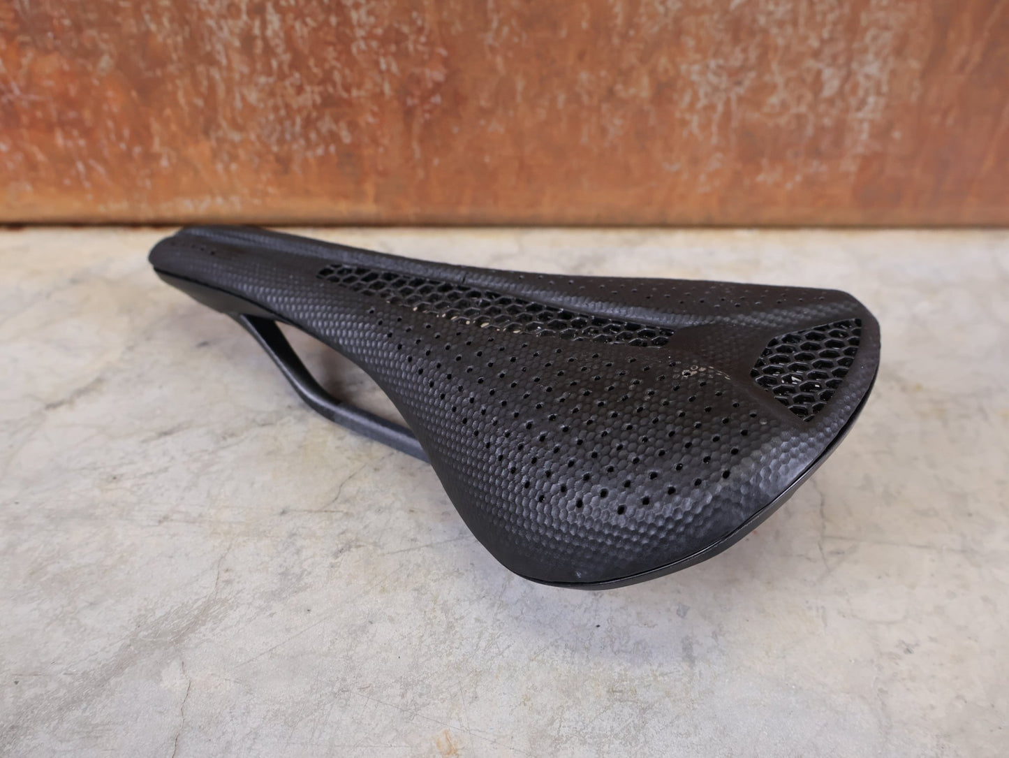 Sattel von Specialized, SPECIALIZED S - WORKS PHENOM MIRROR SATTEL – BLACK – 143 MM vor USEDBIKES - OB.DE Hintergrund