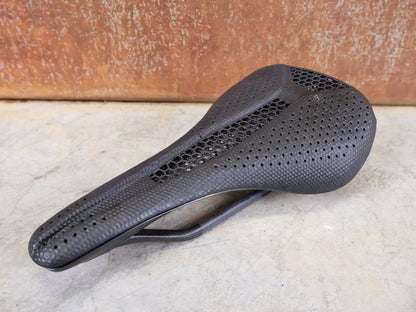 Sattel von Specialized, SPECIALIZED S - WORKS PHENOM MIRROR SATTEL – BLACK – 143 MM vor USEDBIKES - OB.DE Hintergrund