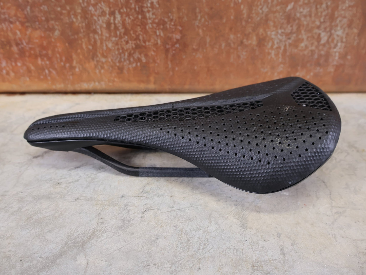 Sattel von Specialized, SPECIALIZED S - WORKS PHENOM MIRROR SATTEL – BLACK – 143 MM vor USEDBIKES - OB.DE Hintergrund