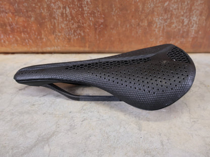 Sattel von Specialized, SPECIALIZED S - WORKS PHENOM MIRROR SATTEL – BLACK – 143 MM vor USEDBIKES - OB.DE Hintergrund