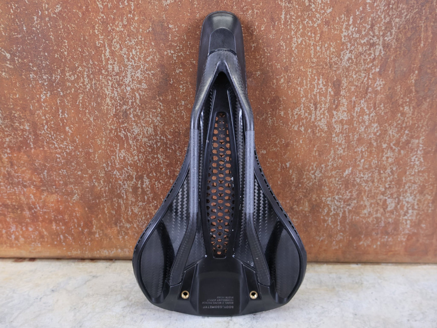 Sattel von Specialized, SPECIALIZED S - WORKS PHENOM MIRROR SATTEL – BLACK – 143 MM vor USEDBIKES - OB.DE Hintergrund