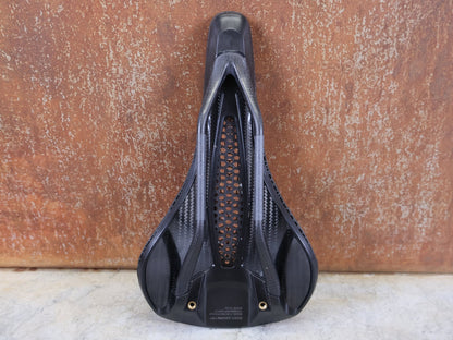 Sattel von Specialized, SPECIALIZED S - WORKS PHENOM MIRROR SATTEL – BLACK – 143 MM vor USEDBIKES - OB.DE Hintergrund