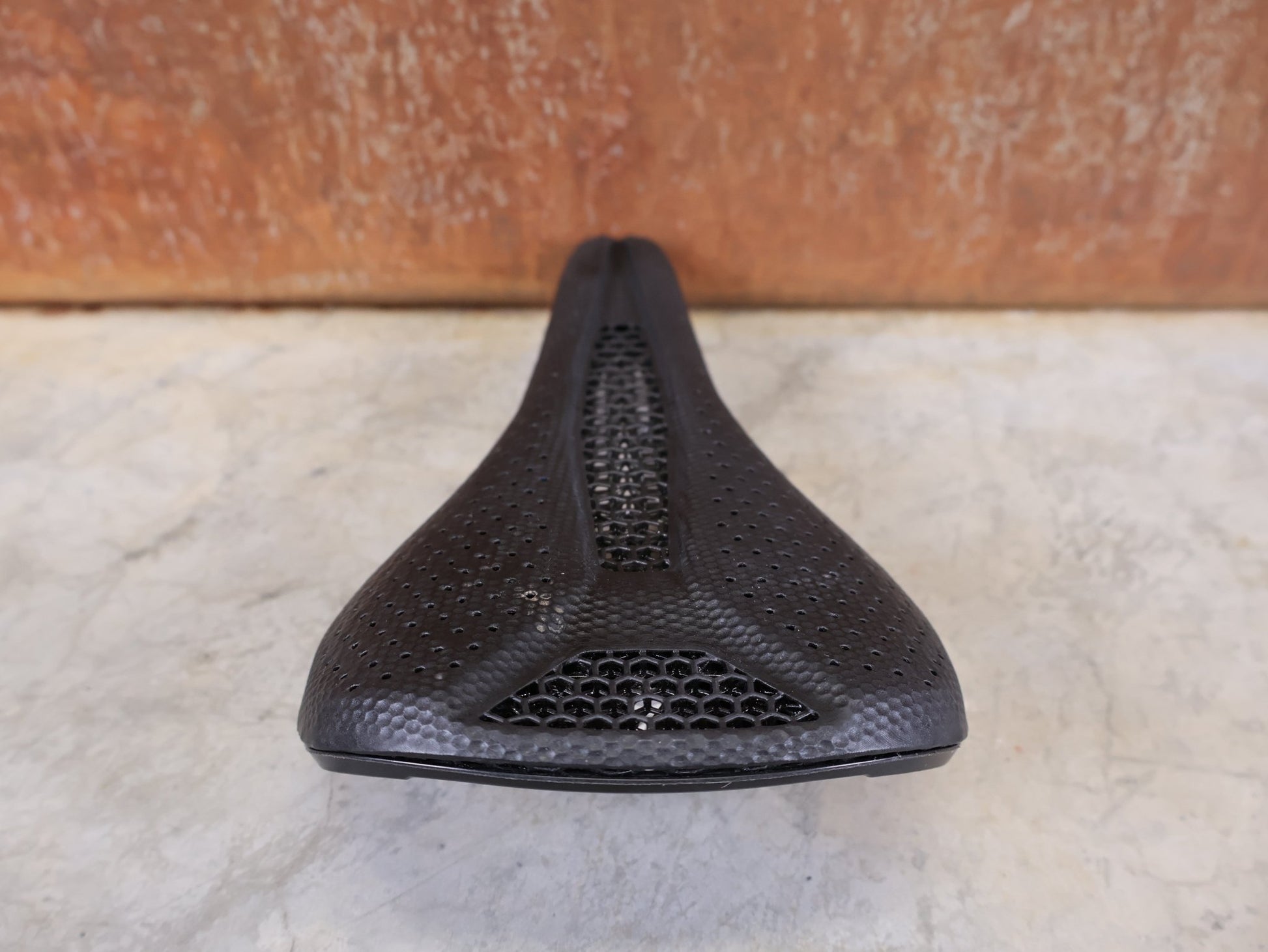 Sattel von Specialized, SPECIALIZED S - WORKS PHENOM MIRROR SATTEL – BLACK – 143 MM vor USEDBIKES - OB.DE Hintergrund