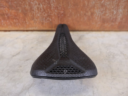 Sattel von Specialized, SPECIALIZED S - WORKS PHENOM MIRROR SATTEL – BLACK – 143 MM vor USEDBIKES - OB.DE Hintergrund