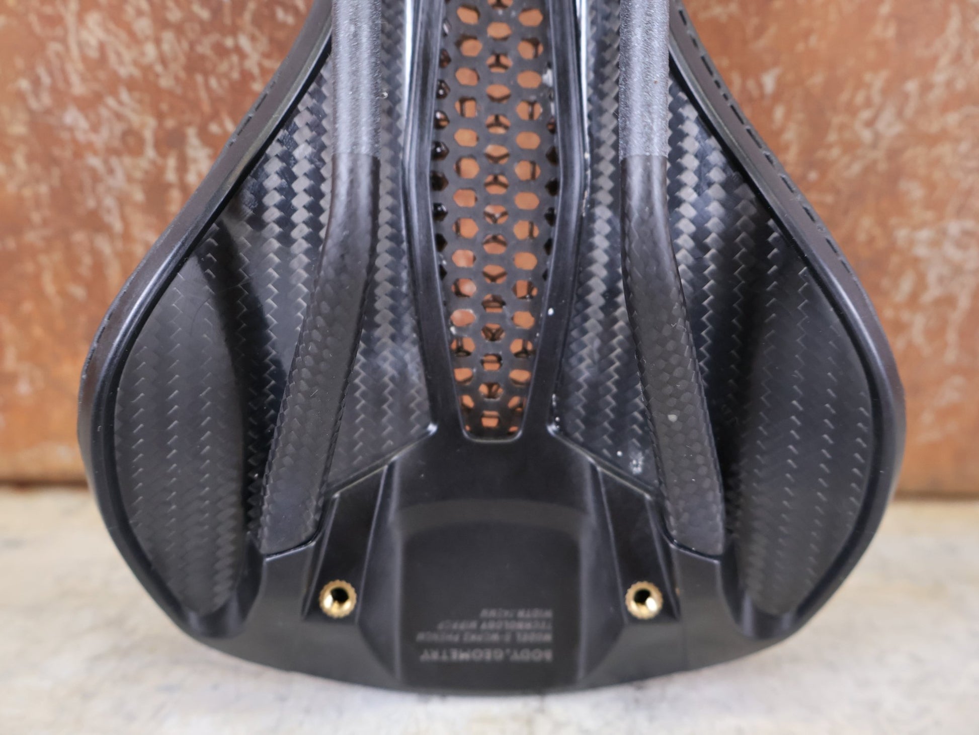 Sattel von Specialized, SPECIALIZED S - WORKS PHENOM MIRROR SATTEL – BLACK – 143 MM vor USEDBIKES - OB.DE Hintergrund