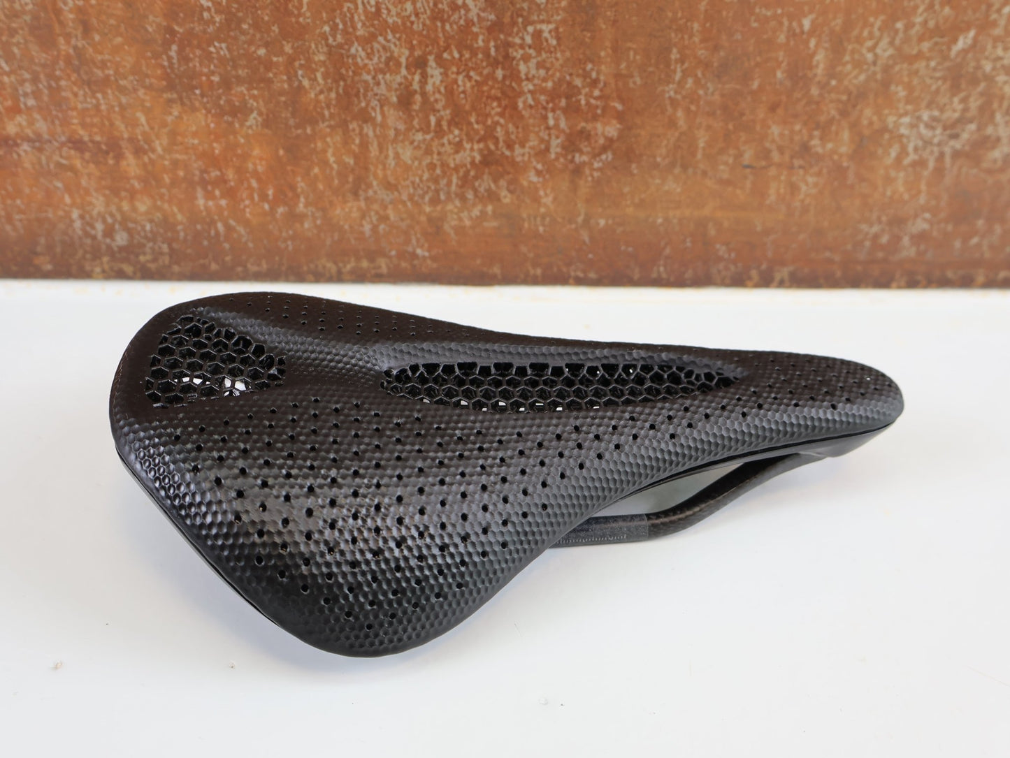 Sattel von Specialized, SPECIALIZED S - WORKS POWER MIRROR SATTEL / 143 MM / CARBON / 3D - DRUCK vor USEDBIKES - OB.DE Hintergrund