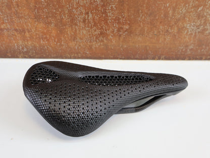 Sattel von Specialized, SPECIALIZED S - WORKS POWER MIRROR SATTEL / 143 MM / CARBON / 3D - DRUCK vor USEDBIKES - OB.DE Hintergrund