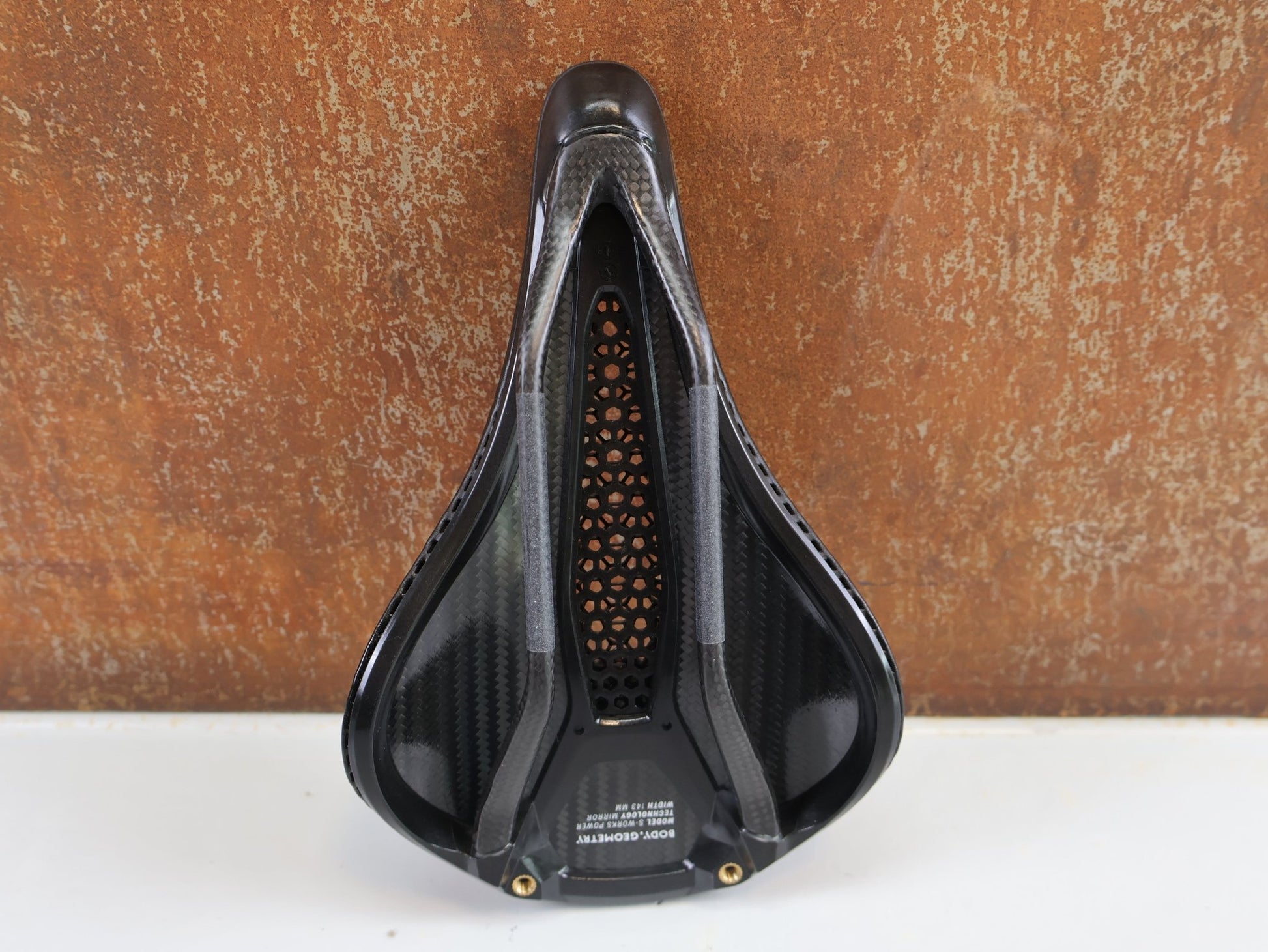Sattel von Specialized, SPECIALIZED S - WORKS POWER MIRROR SATTEL / 143 MM / CARBON / 3D - DRUCK vor USEDBIKES - OB.DE Hintergrund