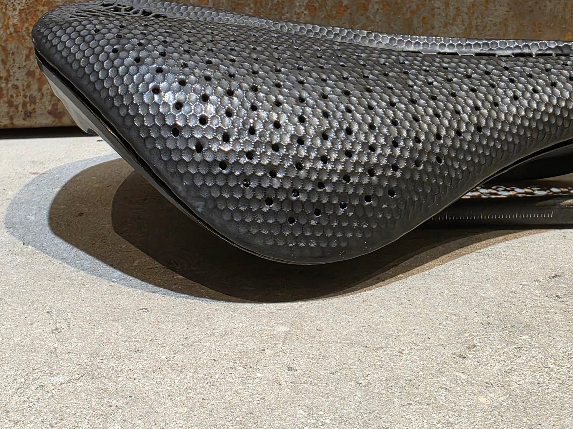Sattel von Specialized, SPECIALIZED S - WORKS POWER MIRROR SATTEL 143MM vor USEDBIKES - OB.DE Hintergrund