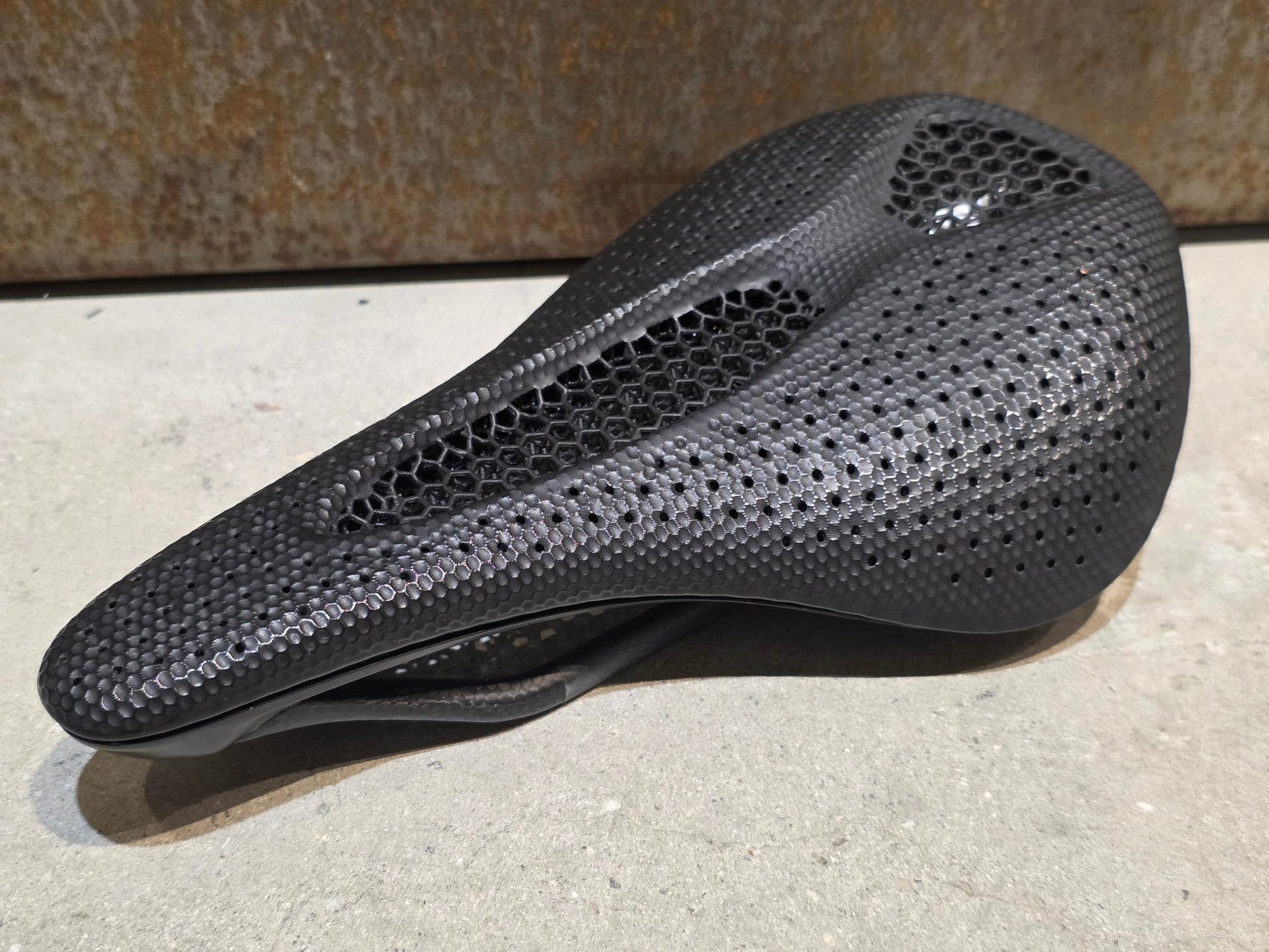 Sattel von Specialized, SPECIALIZED S - WORKS POWER MIRROR SATTEL 143MM vor USEDBIKES - OB.DE Hintergrund