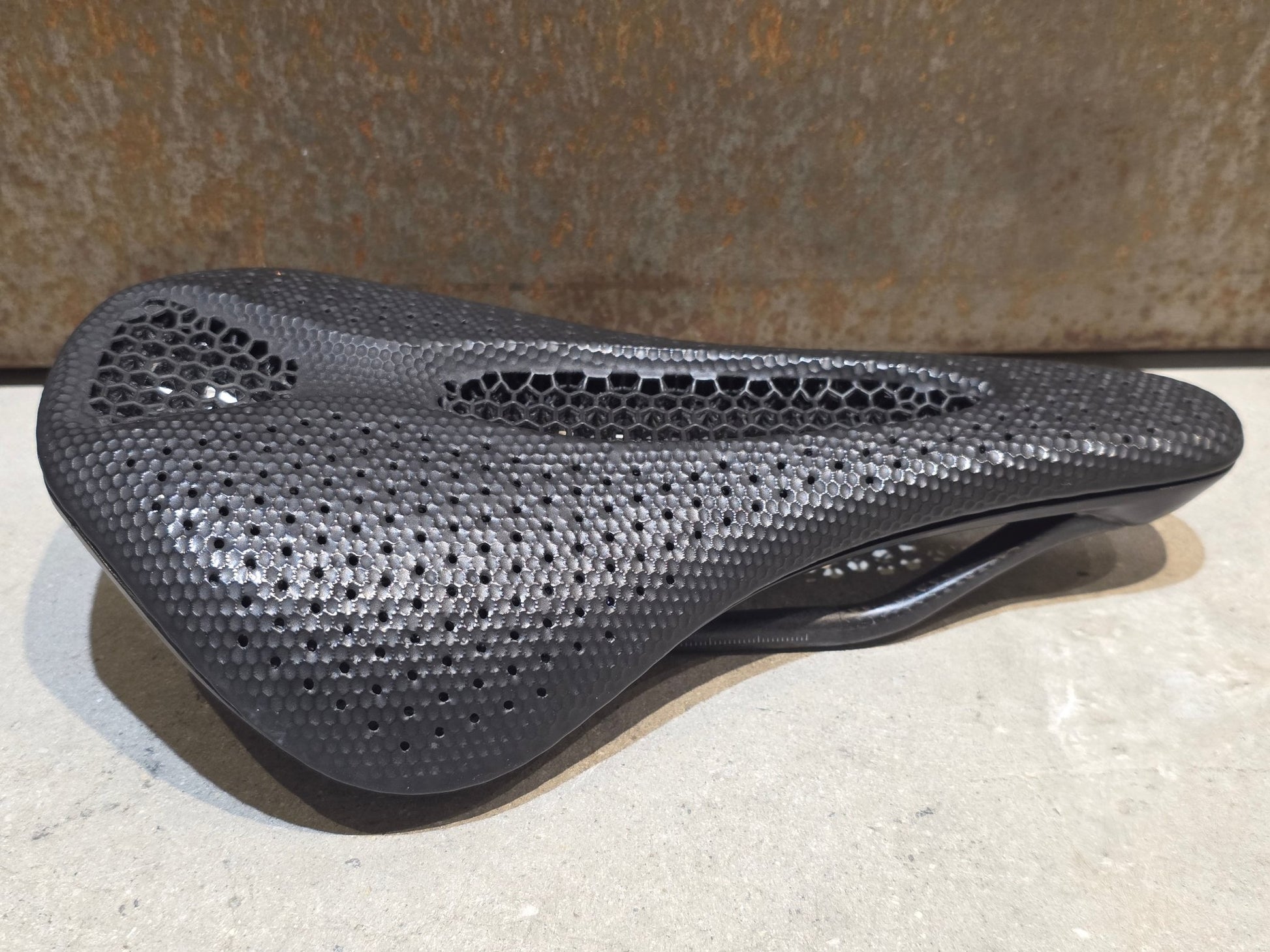 Sattel von Specialized, SPECIALIZED S - WORKS POWER MIRROR SATTEL 143MM vor USEDBIKES - OB.DE Hintergrund