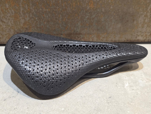 Sattel von Specialized, SPECIALIZED S - WORKS POWER MIRROR SATTEL 143MM vor USEDBIKES - OB.DE Hintergrund