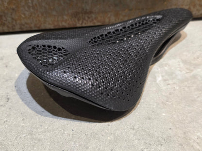 Sattel von Specialized, SPECIALIZED S - WORKS POWER MIRROR SATTEL 143MM vor USEDBIKES - OB.DE Hintergrund