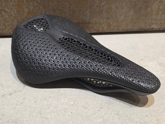 Sattel von Specialized, SPECIALIZED S - WORKS POWER MIRROR SATTEL 143MM vor USEDBIKES - OB.DE Hintergrund