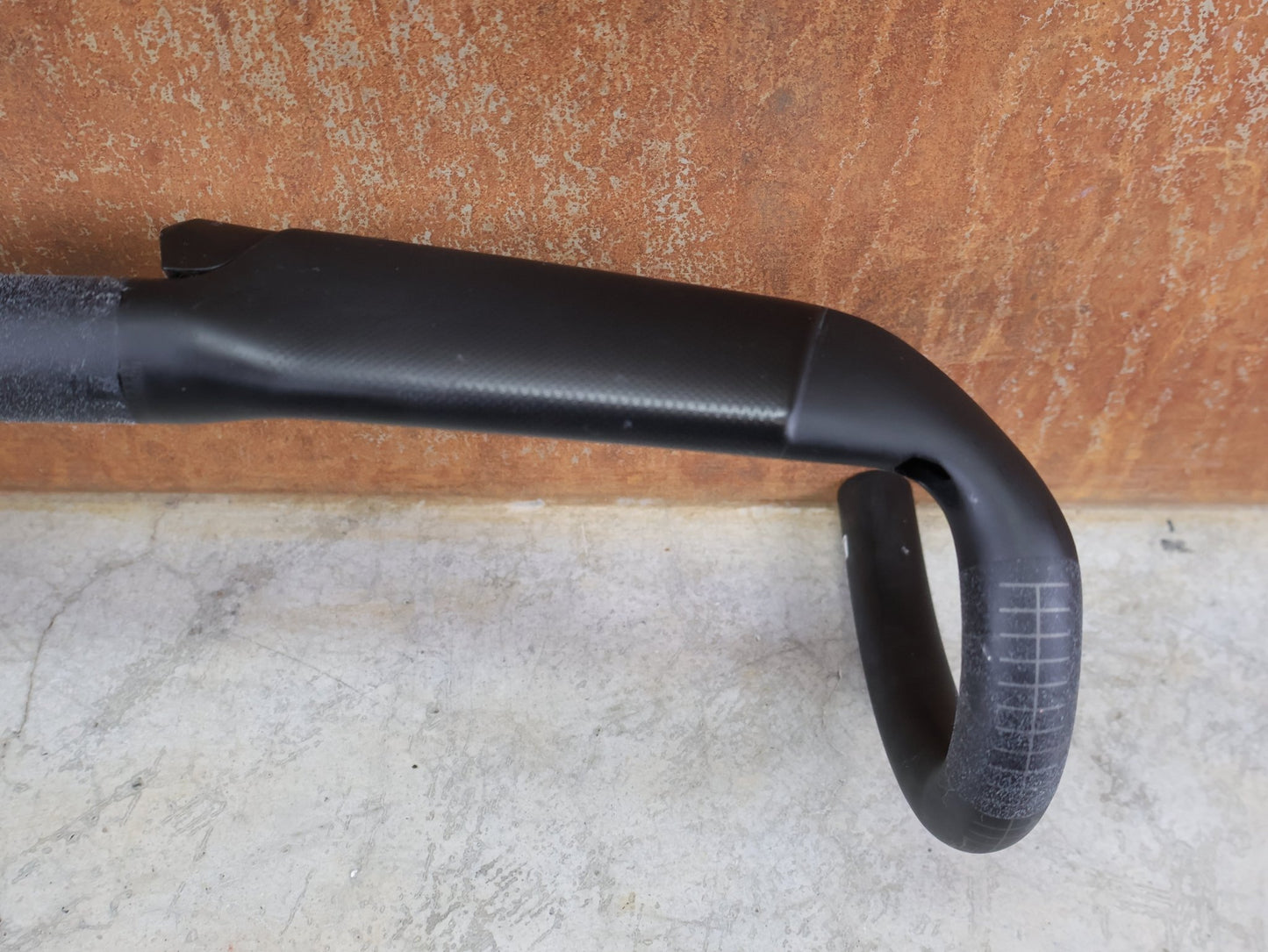 Lenker von Specialized, SPECIALIZED S - WORKS RAPIDE CARBON LENKER / AERO / 420MM / 222G / 31,8MM vor USEDBIKES - OB.DE Hintergrund