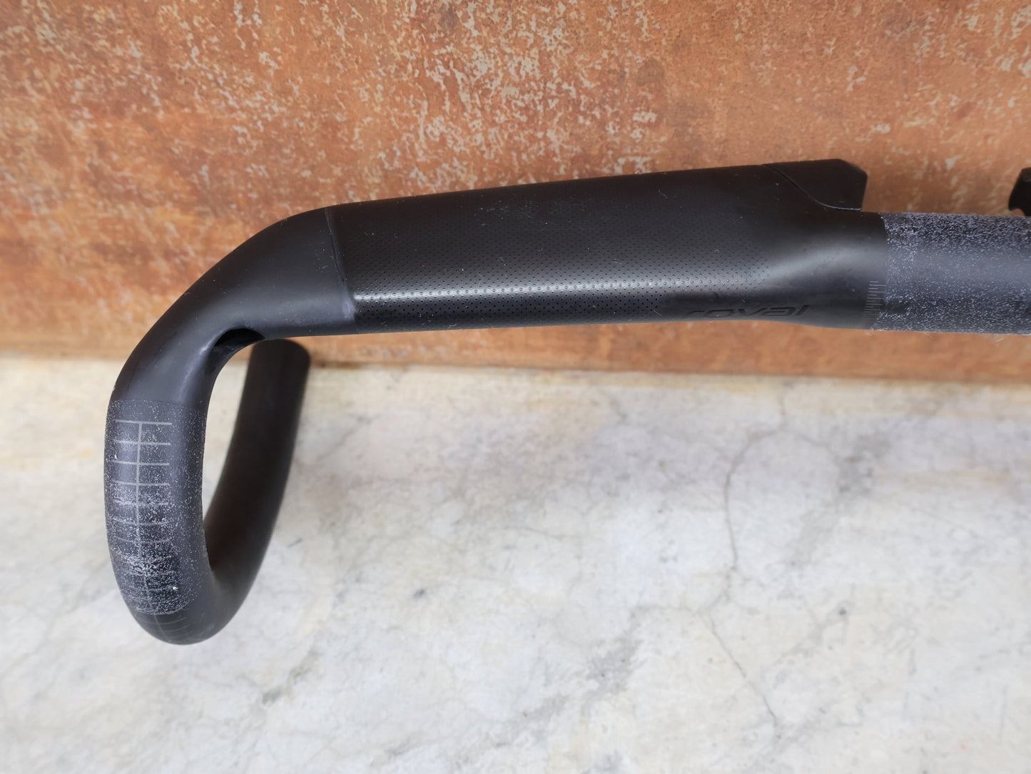 Lenker von Specialized, SPECIALIZED S - WORKS RAPIDE CARBON LENKER / AERO / 420MM / 222G / 31,8MM vor USEDBIKES - OB.DE Hintergrund