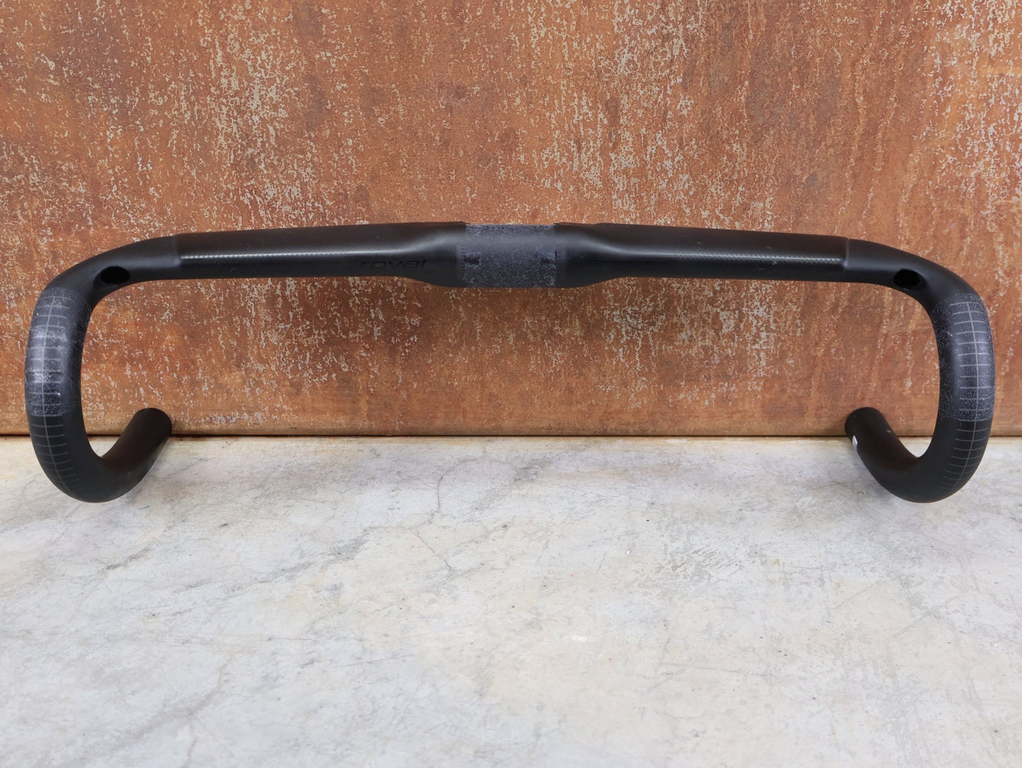 Lenker von Specialized, SPECIALIZED S - WORKS RAPIDE CARBON LENKER / AERO / 420MM / 222G / 31,8MM vor USEDBIKES - OB.DE Hintergrund