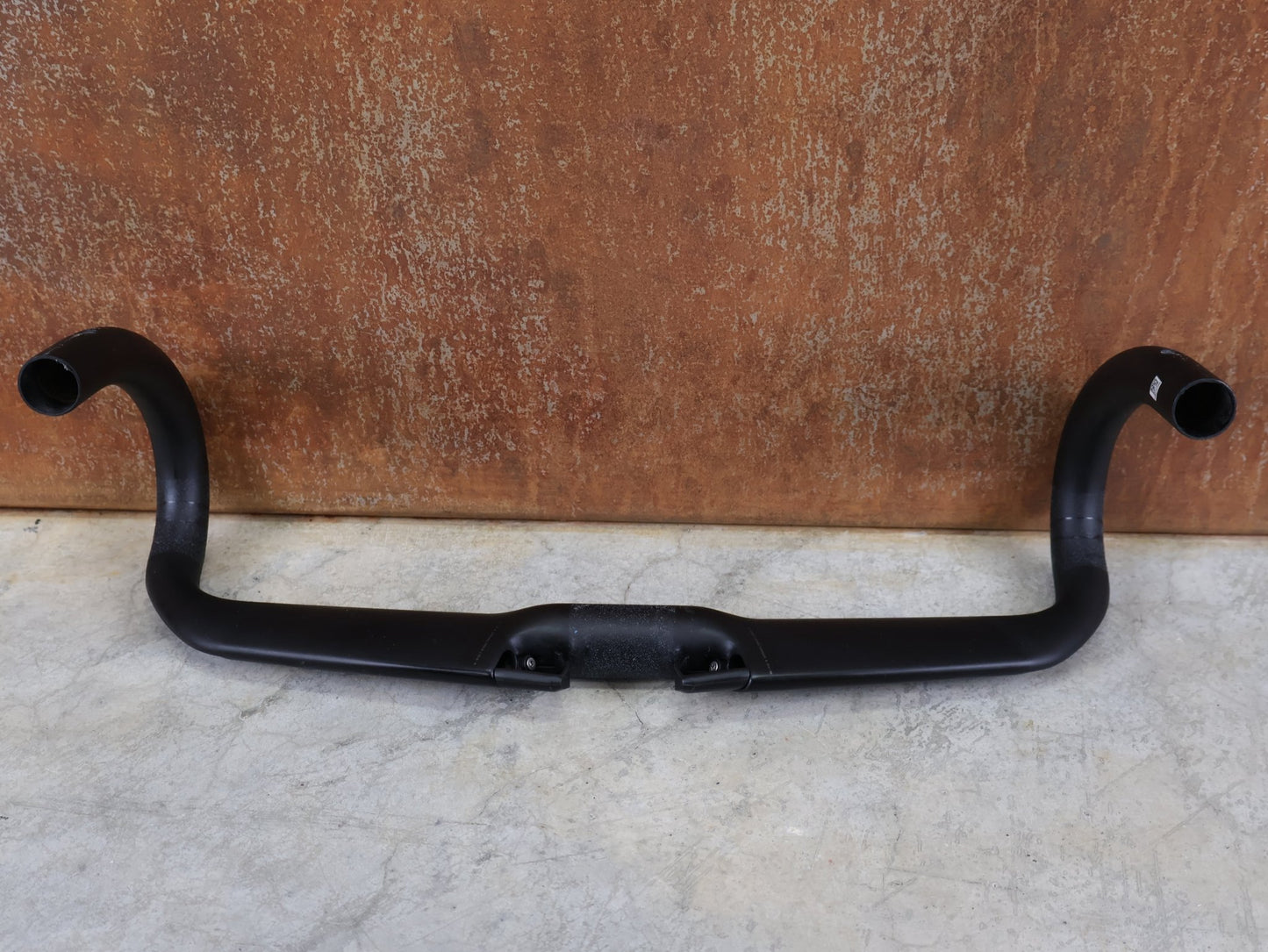 Lenker von Specialized, SPECIALIZED S - WORKS RAPIDE CARBON LENKER / AERO / 420MM / 222G / 31,8MM vor USEDBIKES - OB.DE Hintergrund