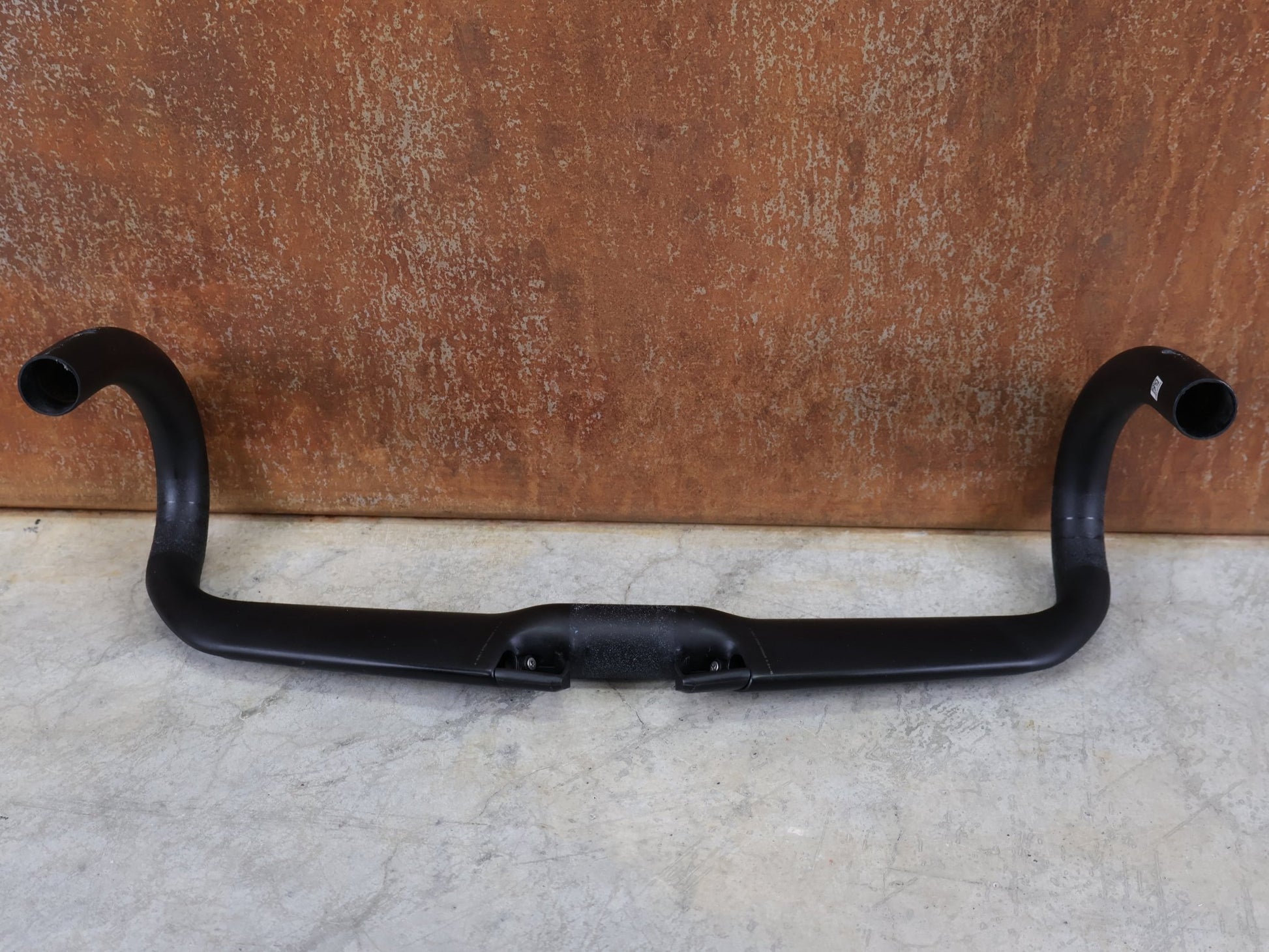 Lenker von Specialized, SPECIALIZED S - WORKS RAPIDE CARBON LENKER / AERO / 420MM / 222G / 31,8MM vor USEDBIKES - OB.DE Hintergrund