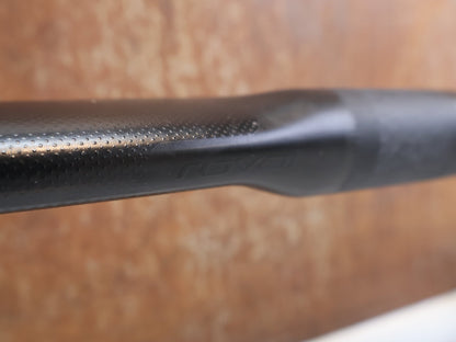 Lenker von Specialized, SPECIALIZED S - WORKS RAPIDE CARBON LENKER / AERO / 440MM / 235G / 31,8MM vor USEDBIKES - OB.DE Hintergrund