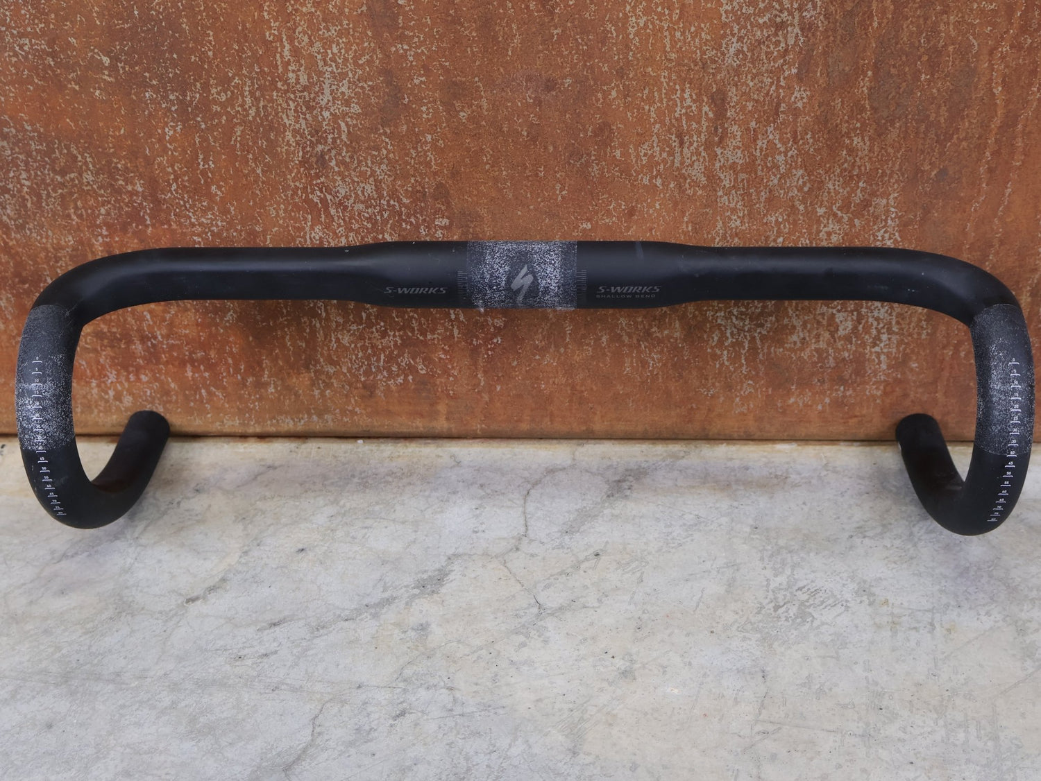 Lenker von Specialized, SPECIALIZED S - WORKS SHALLOW BEND CARBON LENKER / 31,8 MM – 42 CM vor USEDBIKES - OB.DE Hintergrund