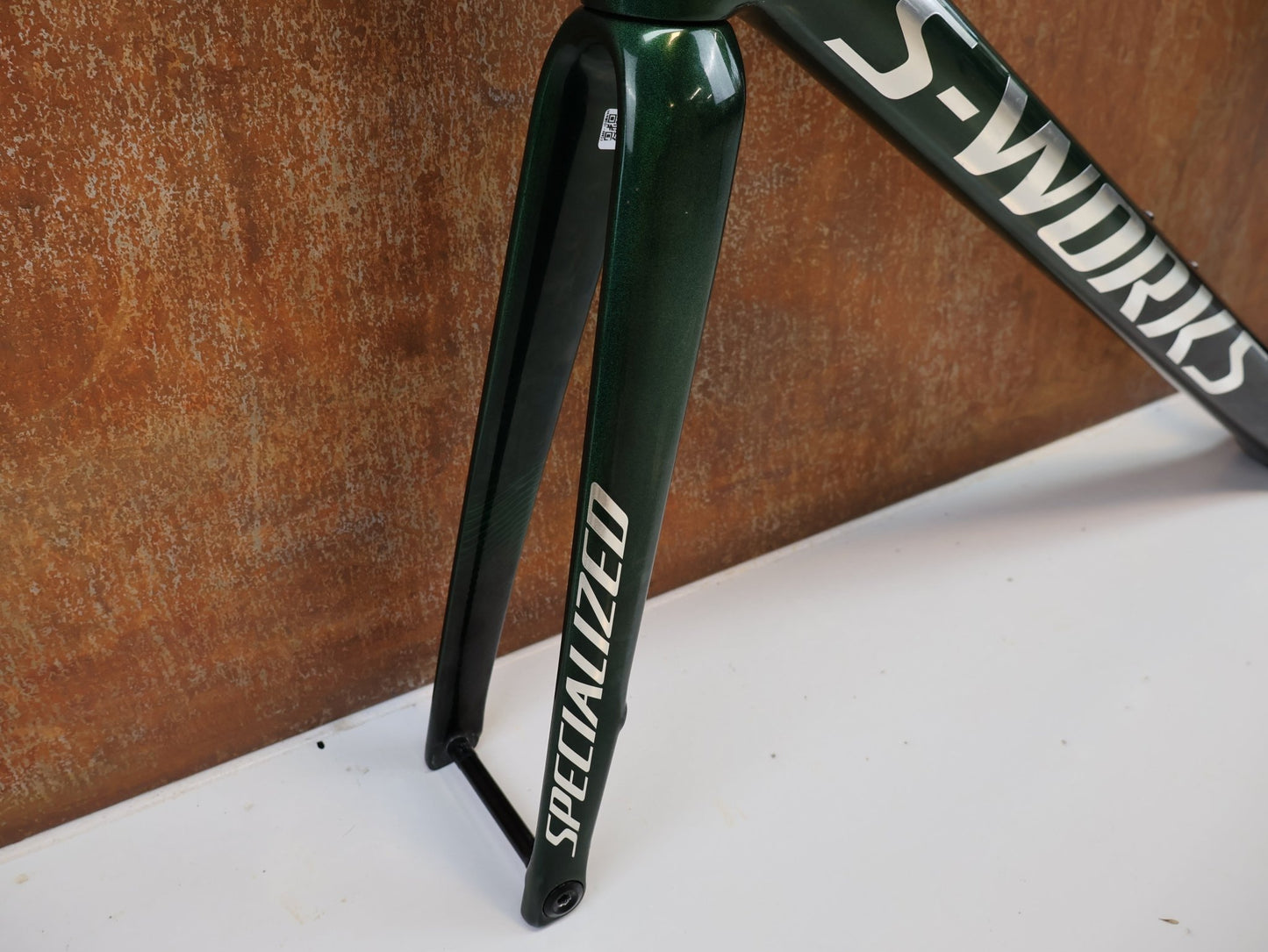 Rennradrahmen von Specialized, SPECIALIZED S - WORKS TARMAC SL7 FRAMESET / MY21 / GRÖSSE 58 / GREEN TINT FADE vor USEDBIKES - OB.DE Hintergrund