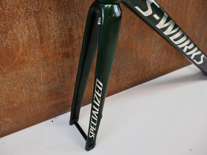Rennradrahmen von Specialized, SPECIALIZED S - WORKS TARMAC SL7 FRAMESET / MY21 / GRÖSSE 58 / GREEN TINT FADE vor USEDBIKES - OB.DE Hintergrund