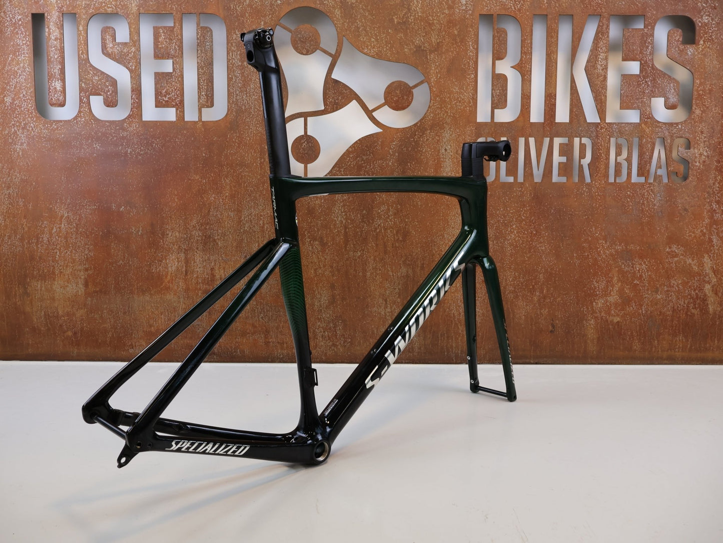 Rennradrahmen von Specialized, SPECIALIZED S - WORKS TARMAC SL7 FRAMESET / MY21 / GRÖSSE 58 / GREEN TINT FADE vor USEDBIKES - OB.DE Hintergrund