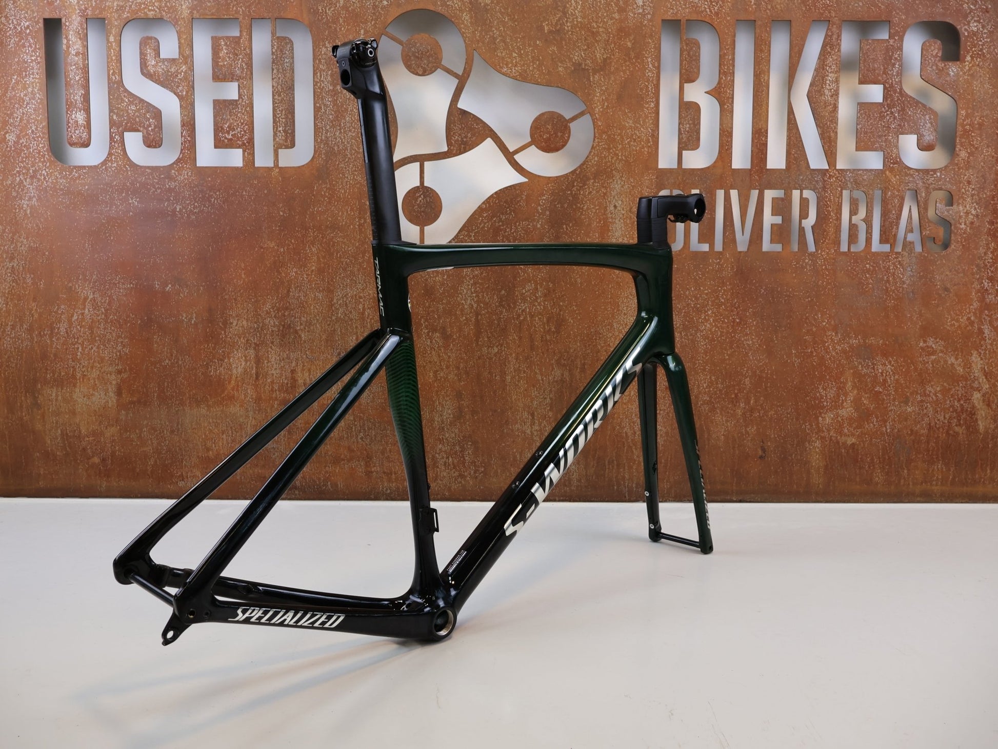 Rennradrahmen von Specialized, SPECIALIZED S - WORKS TARMAC SL7 FRAMESET / MY21 / GRÖSSE 58 / GREEN TINT FADE vor USEDBIKES - OB.DE Hintergrund
