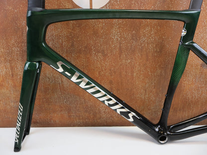 Rennradrahmen von Specialized, SPECIALIZED S - WORKS TARMAC SL7 FRAMESET / MY21 / GRÖSSE 58 / GREEN TINT FADE vor USEDBIKES - OB.DE Hintergrund