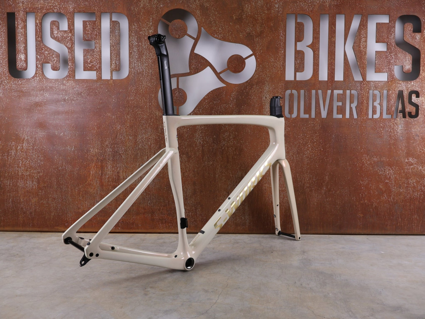 Rennradrahmen von Specialized, SPECIALIZED S - WORKS TARMAC SL7 RAHMENSET / FACT 12R CARBON – MY2022 – 58CM vor USEDBIKES - OB.DE Hintergrund