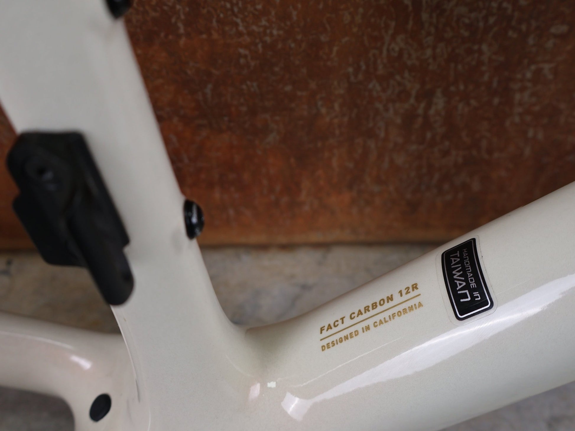 Rennradrahmen von Specialized, SPECIALIZED S - WORKS TARMAC SL7 RAHMENSET / FACT 12R CARBON – MY2022 – 58CM vor USEDBIKES - OB.DE Hintergrund