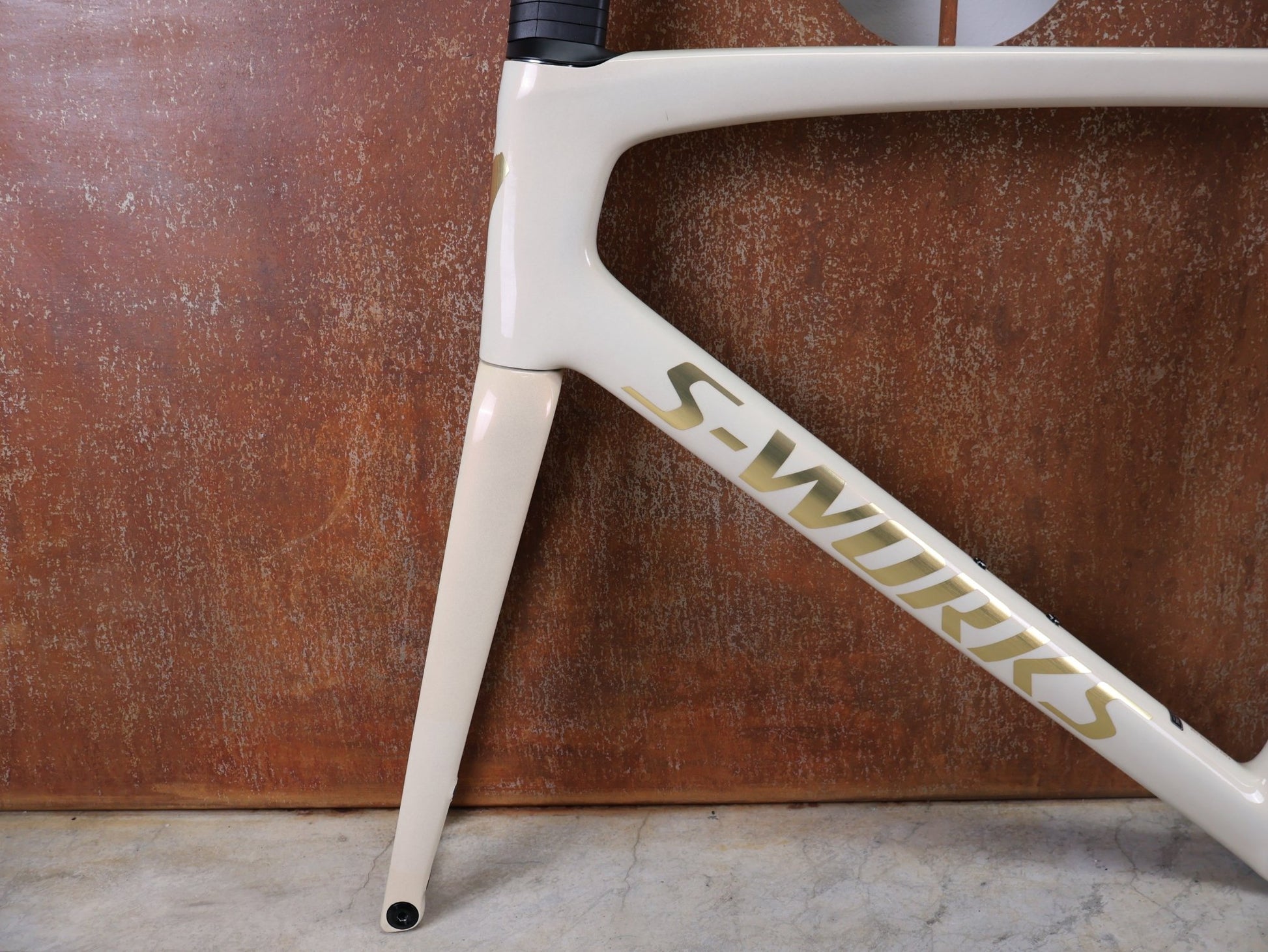 Rennradrahmen von Specialized, SPECIALIZED S - WORKS TARMAC SL7 RAHMENSET / FACT 12R CARBON – MY2022 – 58CM vor USEDBIKES - OB.DE Hintergrund