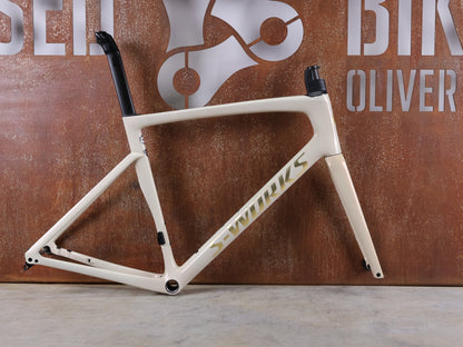 Rennradrahmen von Specialized, SPECIALIZED S - WORKS TARMAC SL7 RAHMENSET / FACT 12R CARBON – MY2022 – 58CM vor USEDBIKES - OB.DE Hintergrund