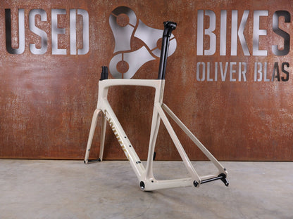 Rennradrahmen von Specialized, SPECIALIZED S - WORKS TARMAC SL7 RAHMENSET / FACT 12R CARBON – MY2022 – 58CM vor USEDBIKES - OB.DE Hintergrund