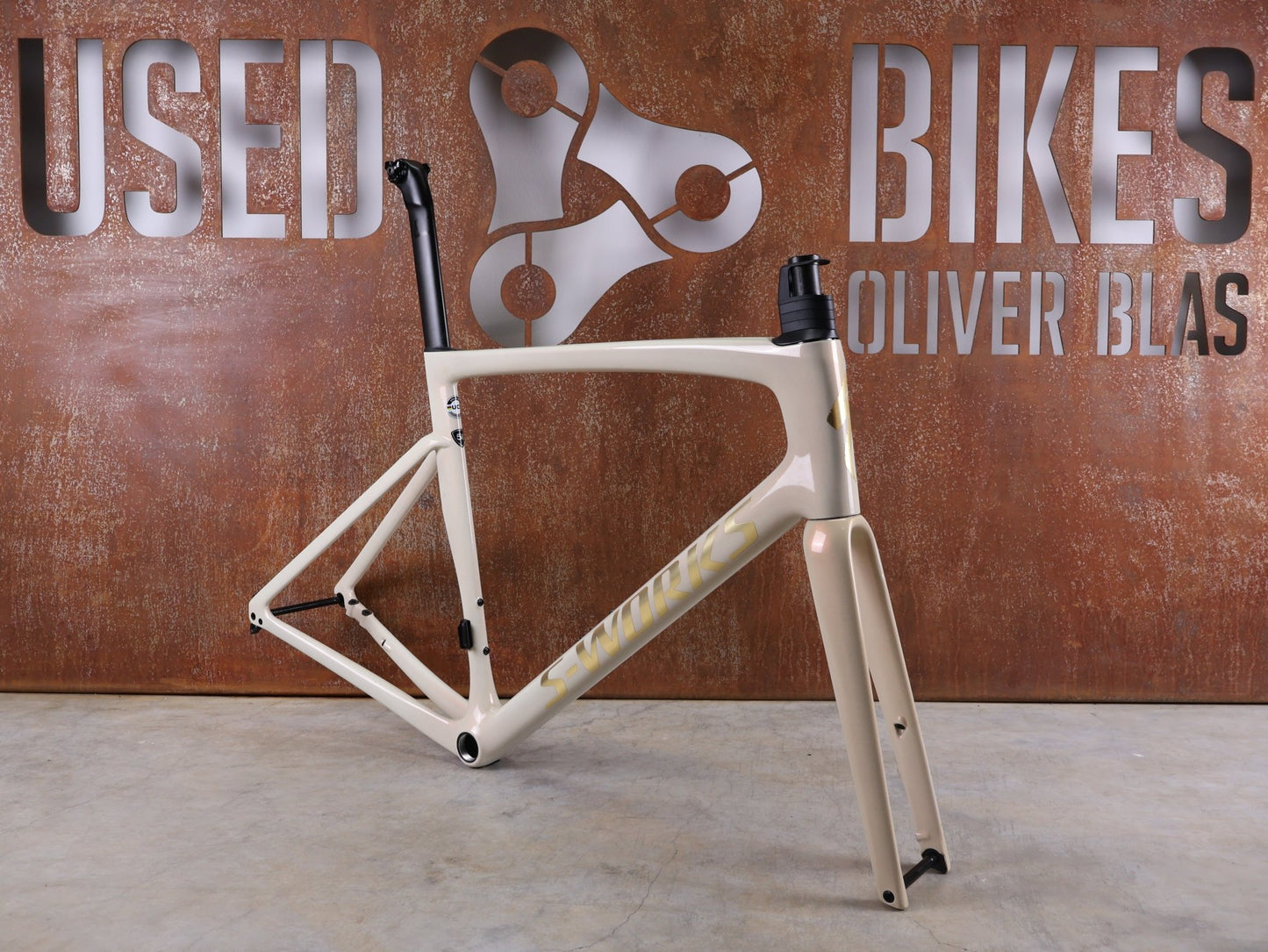 Rennradrahmen von Specialized, SPECIALIZED S - WORKS TARMAC SL7 RAHMENSET / FACT 12R CARBON – MY2022 – 58CM vor USEDBIKES - OB.DE Hintergrund