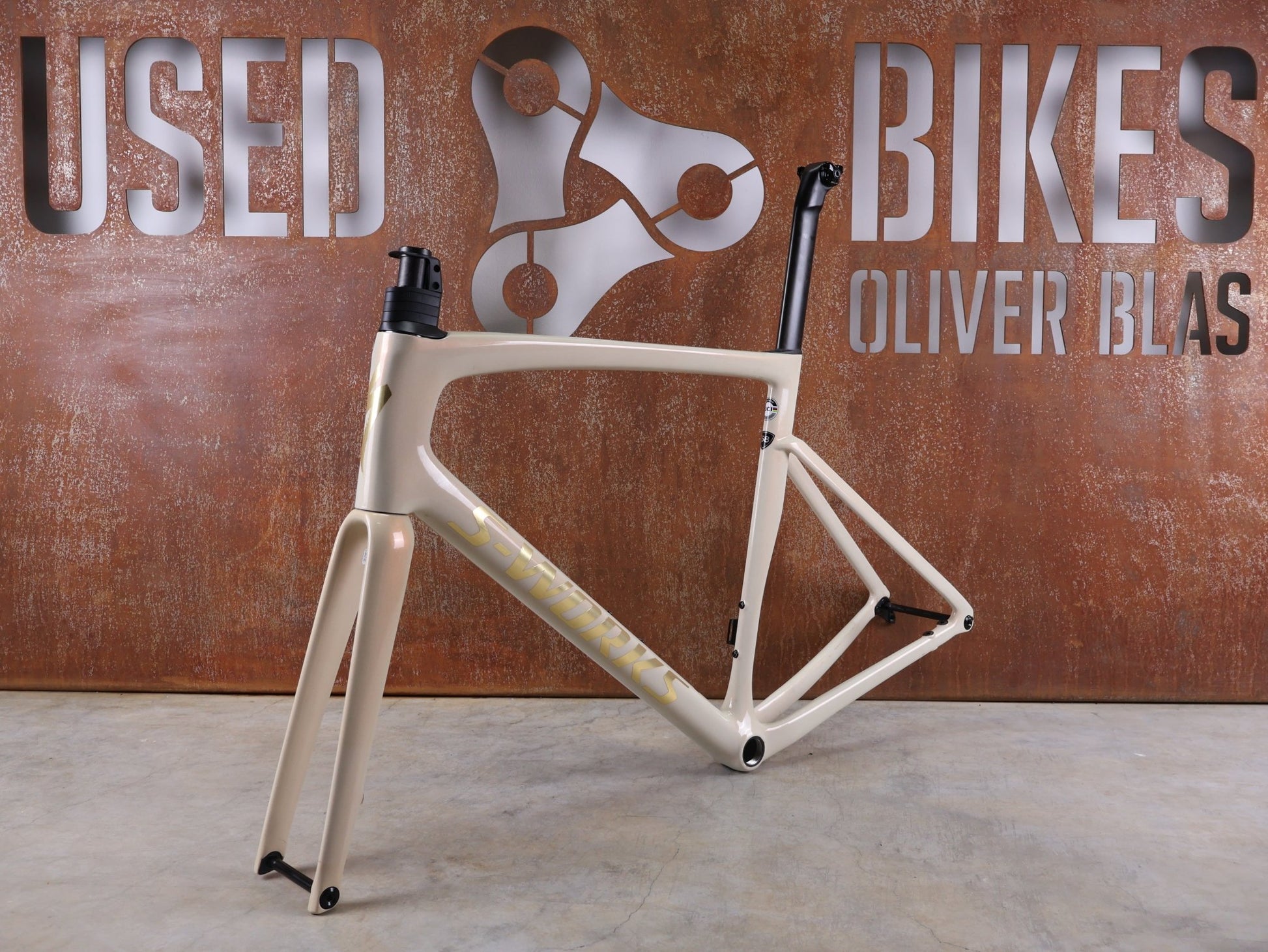 Rennradrahmen von Specialized, SPECIALIZED S - WORKS TARMAC SL7 RAHMENSET / FACT 12R CARBON – MY2022 – 58CM vor USEDBIKES - OB.DE Hintergrund