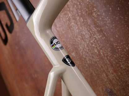 Rennradrahmen von Specialized, SPECIALIZED S - WORKS TARMAC SL7 RAHMENSET / FACT 12R CARBON – MY2022 – 58CM vor USEDBIKES - OB.DE Hintergrund