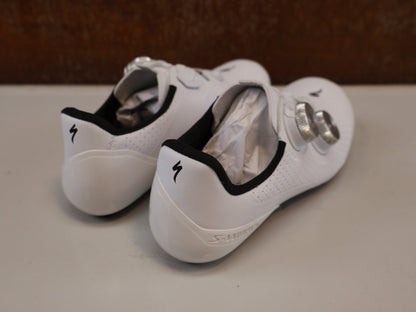 RR-Herrenschuhe von Specialized, SPECIALIZED S-WORKS TORCH / RENNRADSCHUHE / GR. 36 / WEISS / CARBON vor USEDBIKES-OB.DE Hintergrund