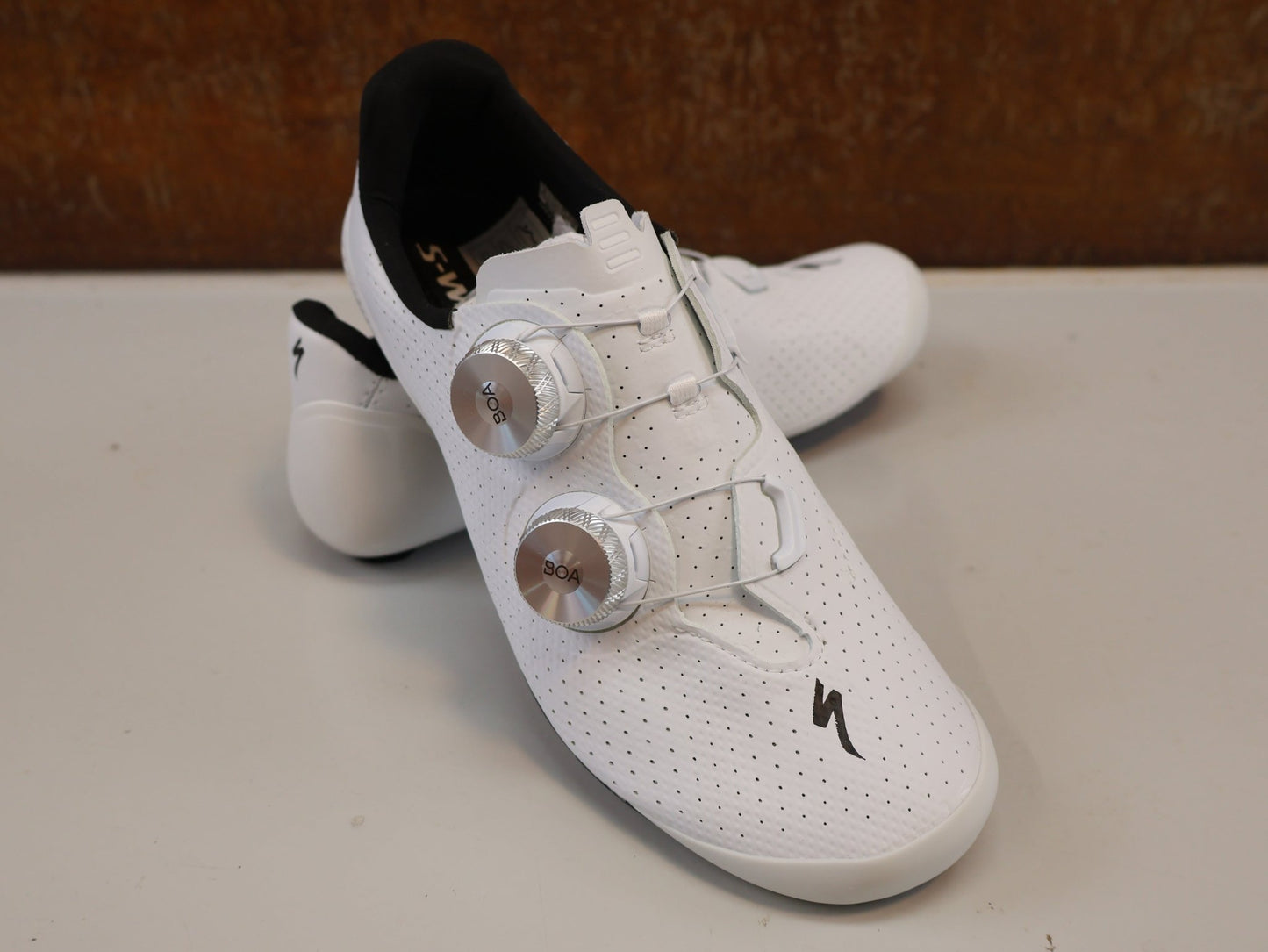 RR-Herrenschuhe von Specialized, SPECIALIZED S-WORKS TORCH / RENNRADSCHUHE / GR. 36 / WEISS / CARBON vor USEDBIKES-OB.DE Hintergrund
