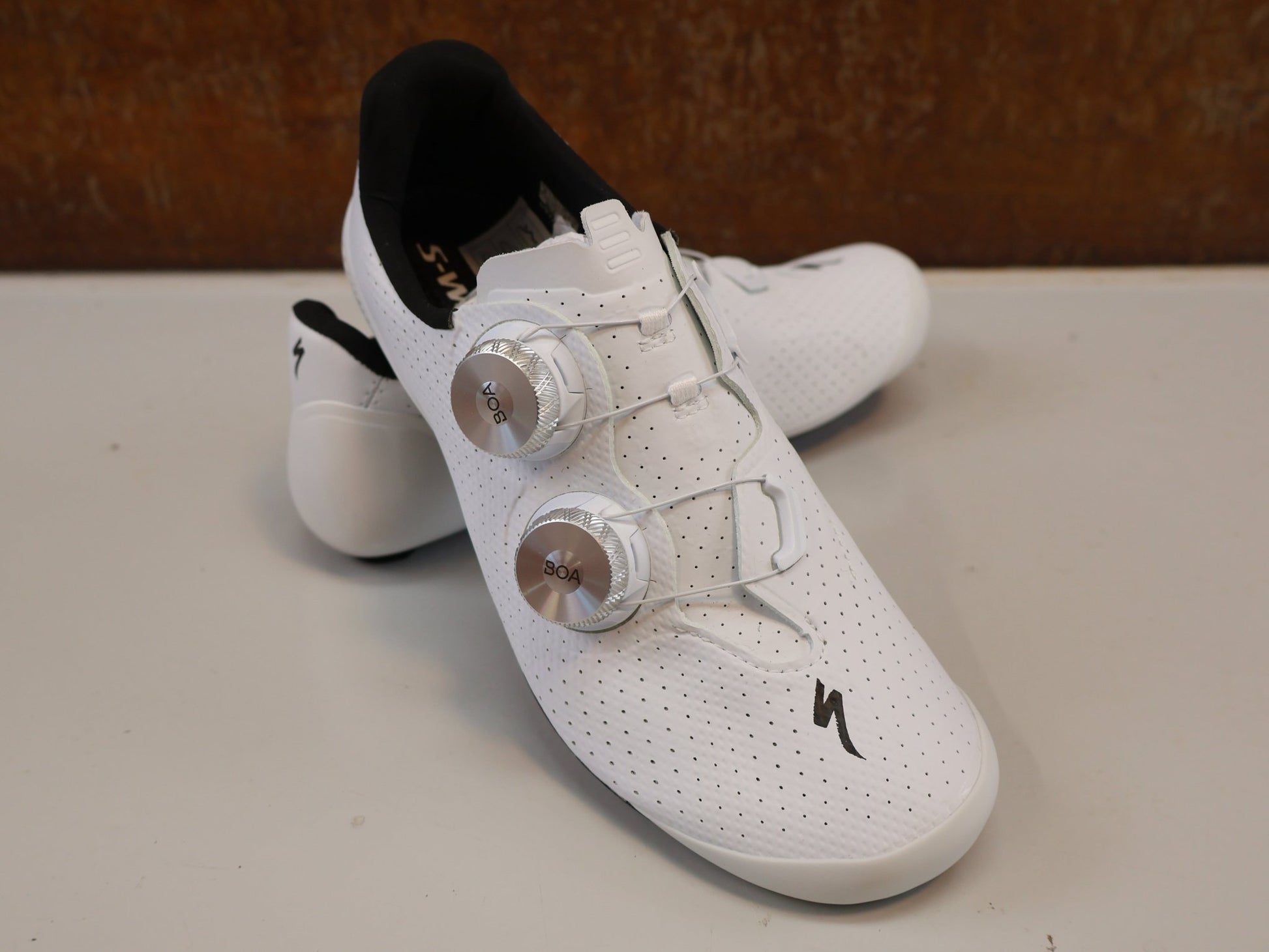 RR-Herrenschuhe von Specialized, SPECIALIZED S-WORKS TORCH / RENNRADSCHUHE / GR. 36 / WEISS / CARBON vor USEDBIKES-OB.DE Hintergrund