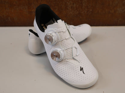 RR-Herrenschuhe von Specialized, SPECIALIZED S-WORKS TORCH / RENNRADSCHUHE / GR. 36 / WEISS / CARBON vor USEDBIKES-OB.DE Hintergrund