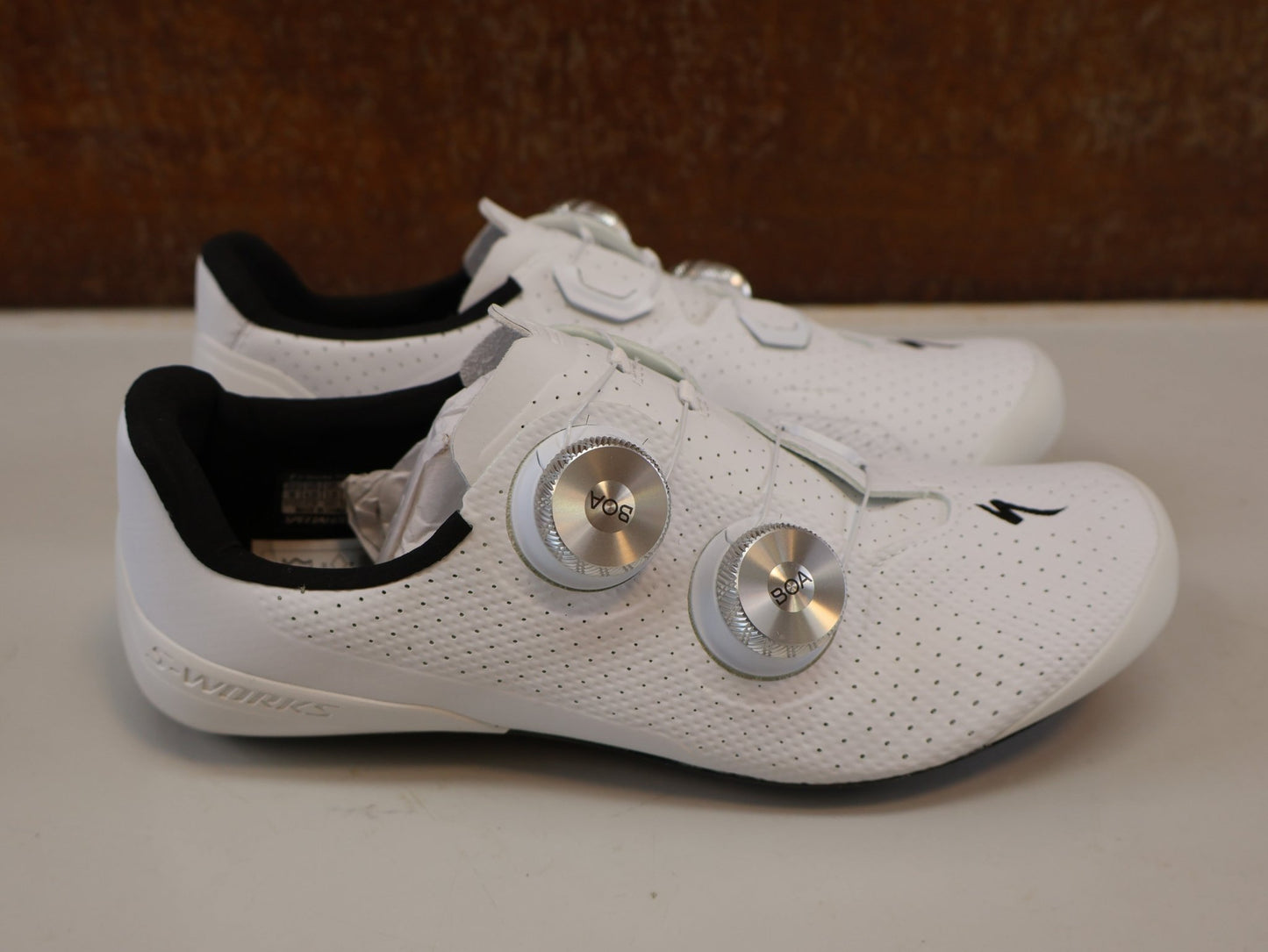 RR-Herrenschuhe von Specialized, SPECIALIZED S-WORKS TORCH / RENNRADSCHUHE / GR. 36 / WEISS / CARBON vor USEDBIKES-OB.DE Hintergrund