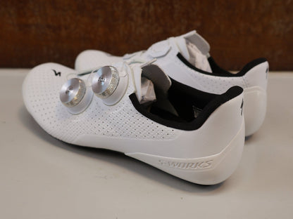 RR-Herrenschuhe von Specialized, SPECIALIZED S-WORKS TORCH / RENNRADSCHUHE / GR. 36 / WEISS / CARBON vor USEDBIKES-OB.DE Hintergrund