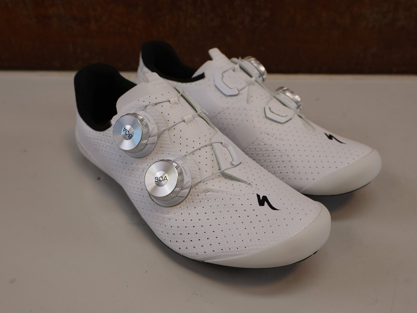 RR-Herrenschuhe von Specialized, SPECIALIZED S-WORKS TORCH / RENNRADSCHUHE / GR. 36 / WEISS / CARBON vor USEDBIKES-OB.DE Hintergrund