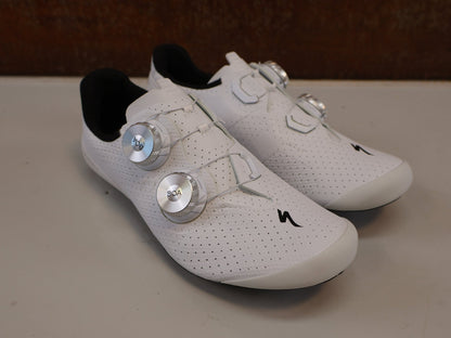 RR-Herrenschuhe von Specialized, SPECIALIZED S-WORKS TORCH / RENNRADSCHUHE / GR. 36 / WEISS / CARBON vor USEDBIKES-OB.DE Hintergrund