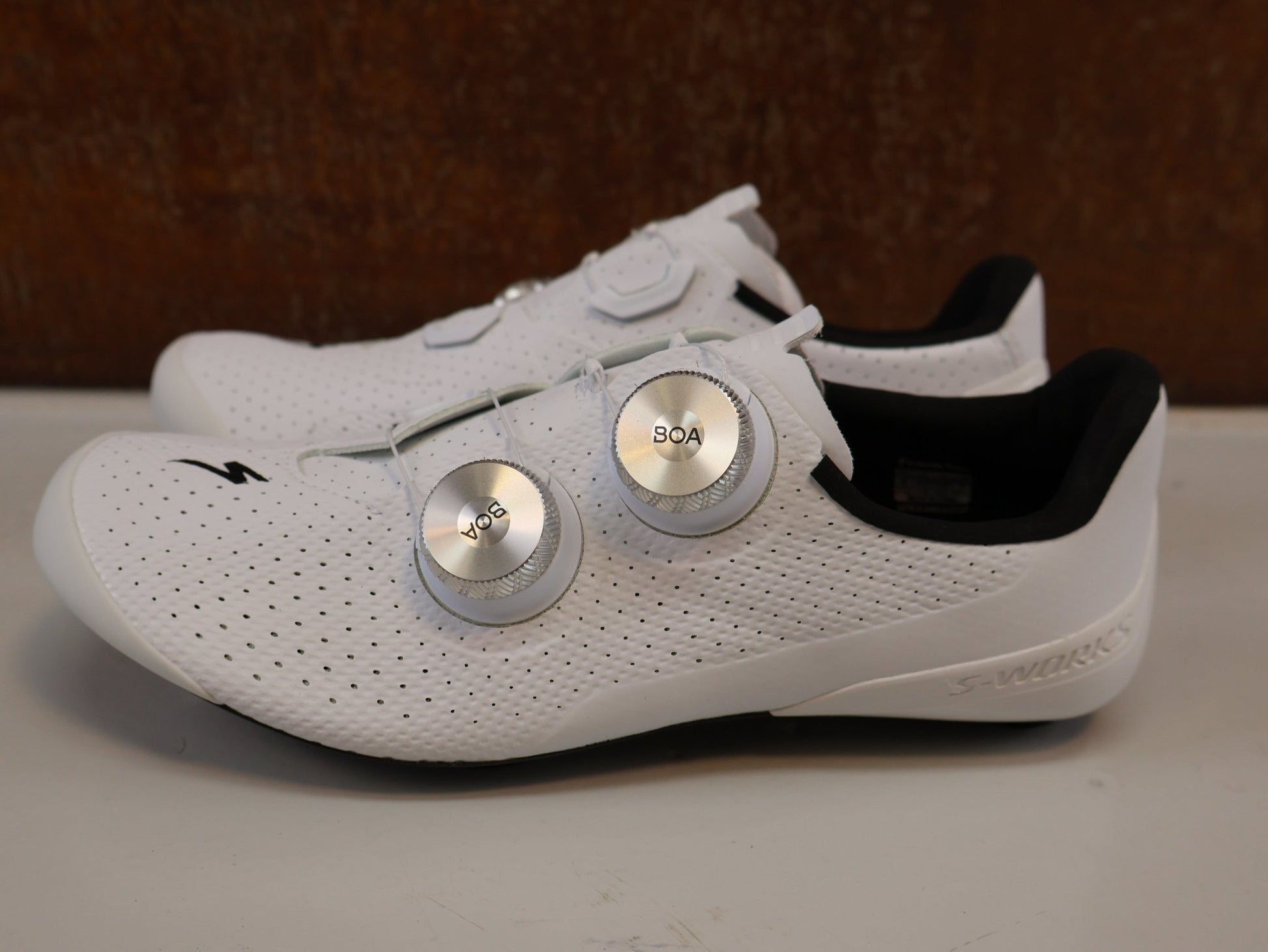 RR-Herrenschuhe von Specialized, SPECIALIZED S-WORKS TORCH / RENNRADSCHUHE / GR. 36 / WEISS / CARBON vor USEDBIKES-OB.DE Hintergrund