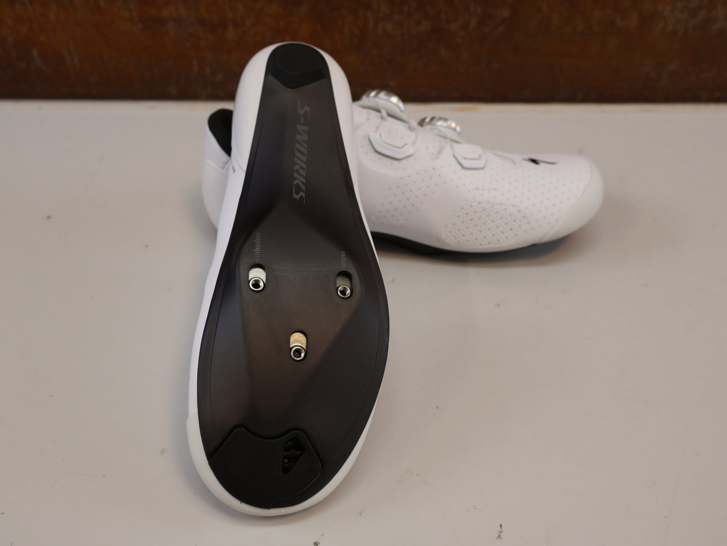 RR-Herrenschuhe von Specialized, SPECIALIZED S-WORKS TORCH / RENNRADSCHUHE / GR. 36 / WEISS / CARBON vor USEDBIKES-OB.DE Hintergrund